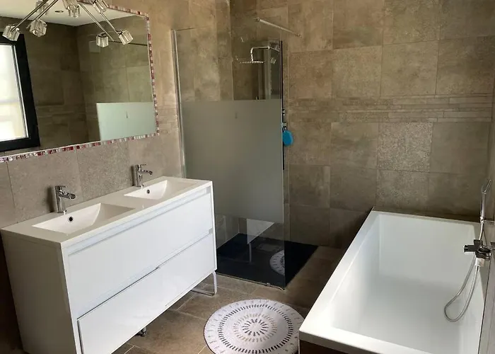3 Avec Piscine Privative 别墅 *